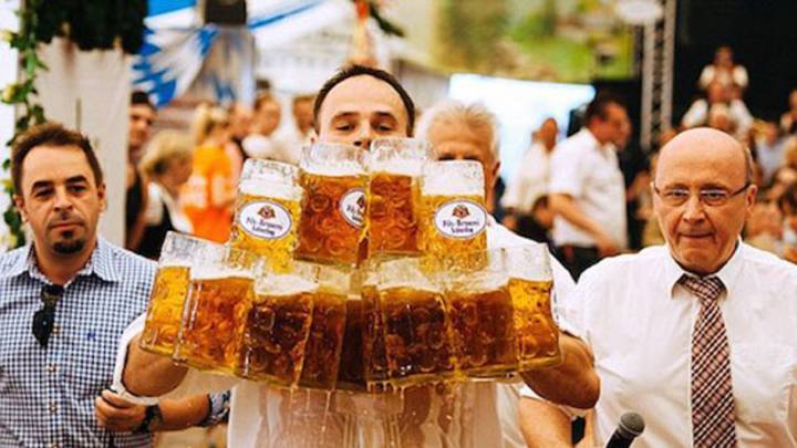 Bate el récord mundial transportando cerveza en un torneo en Alemania