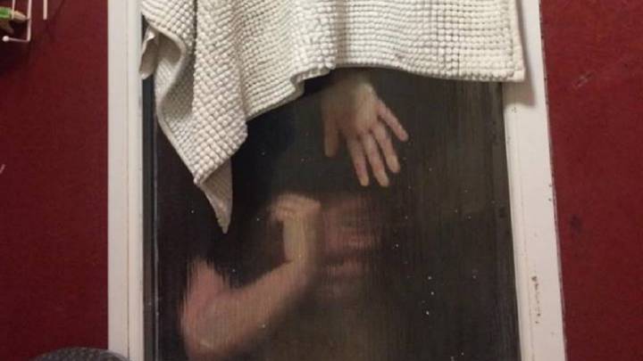 La peor cita de Tinder acaba con una chica atrapada en la ventana de un baño