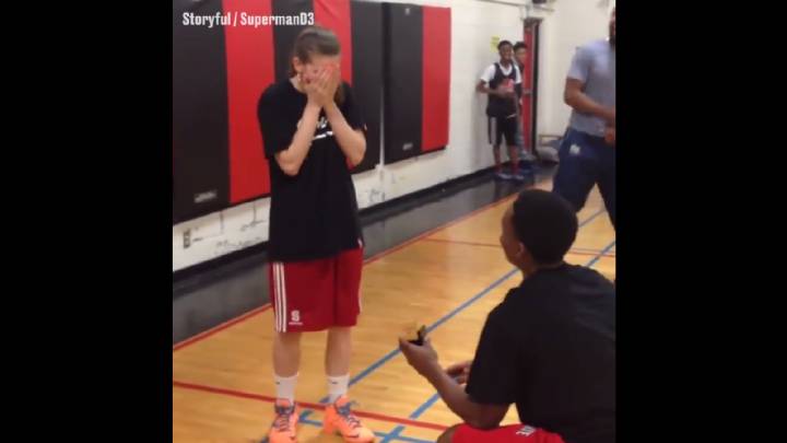 Finge una lesión durante un partido para pedirle matrimonio a su novia