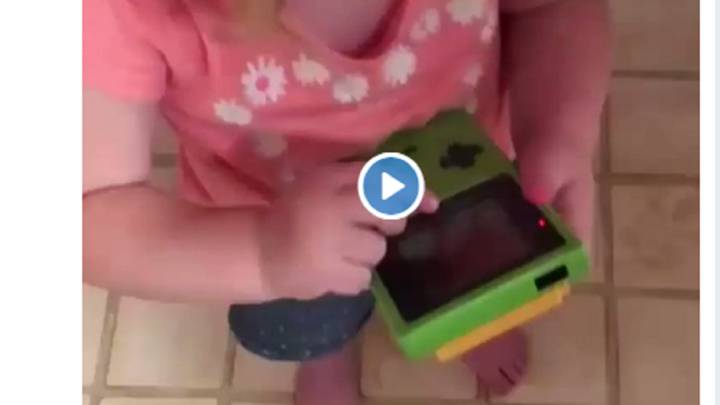 La experiencia tecnológica de esta niña hace que no sepa utilizar una Game Boy Color