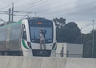 Este hombre viaja pegado al parabrisas de un tren y se hace famoso en Facebook