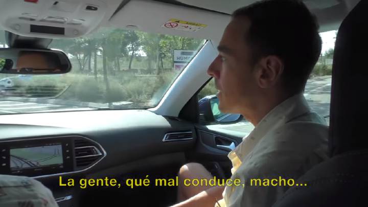 Nadie le ha visto conducir pero se las da de experto