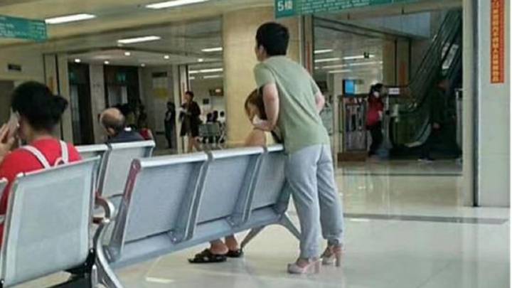 Este joven chino se calza los tacones de su novia cuando a ella le hacen daño