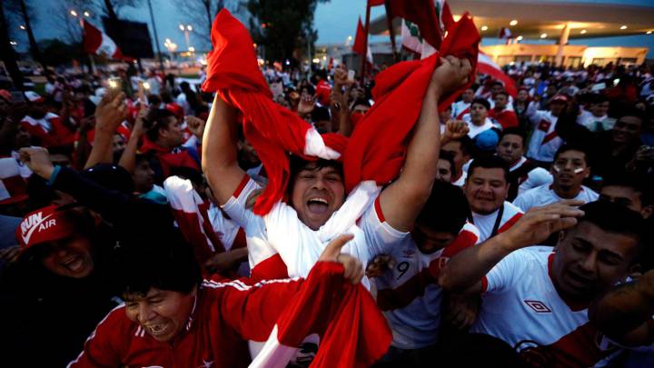 Un hincha de la selección peruana reescribe el Padre Nuestro para pedir la victoria