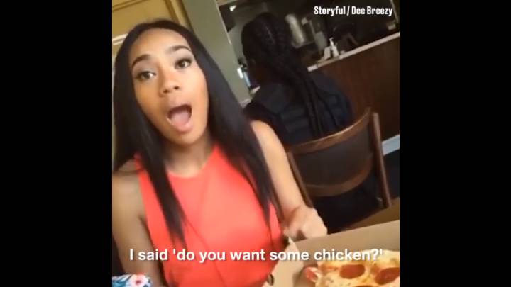 Su novio le coge un trozo de pizza y ella se pilla el cabreo del siglo