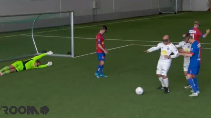 Estos futbolistas jugando con gafas de realidad virtual son la torpeza personificada