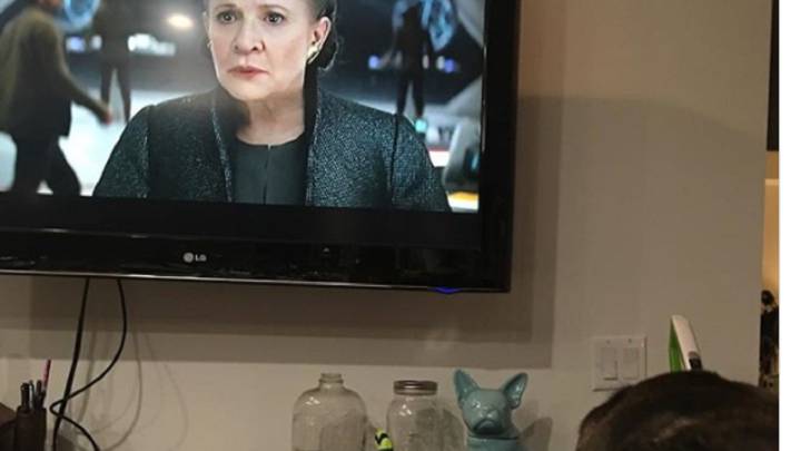 El perro de Carrie Fisher se 'emociona' viendo el trailer de lo nuevo de Star Wars