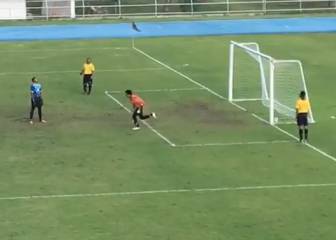 Este portero cree haber ganado el partido, hasta que ocurre lo peor