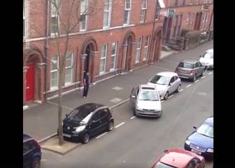 Aparcar en línea a veces es difícil y otras la hazaña supera los 10M de reproducciones