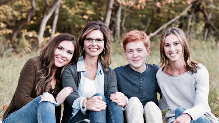 Esta madre pide a sus hijos representar la palabra amor y se la juegan