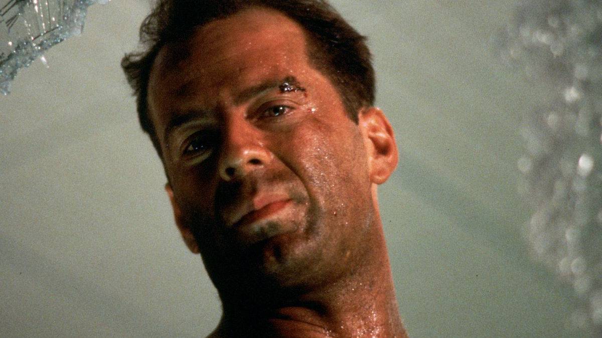 Espectador político construcción Bruce Willis se disfraza de una de las gemelas de 'El resplandor' y produce  más risa que miedo - AS.com