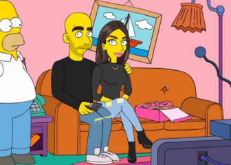 Zaza y Chiara Biasi aparecen sentados en el sofá de Homer Simpson