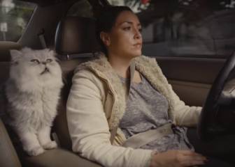 Rueda un anuncio de cine para vender el coche de 1996 de su novia