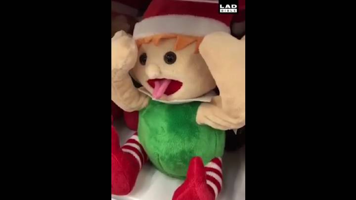 Este elfo es el regalo más espeluznante que podrás regalar en Navidad