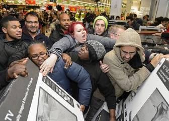 Esta recopilación de tortazos y caos es lo mejor del Black Friday