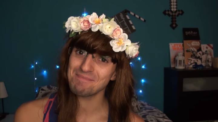 Elvisa vuelve a su canal de Youtube un año después y te enseña a hacer la cama