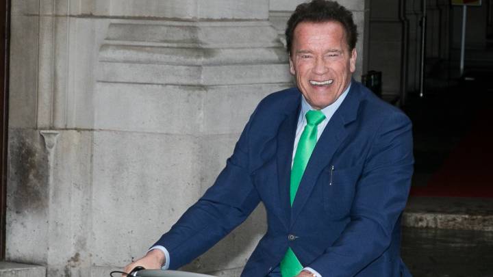 Schwarzenegger llega en bici antes de reunirse con la alcaldesa de París