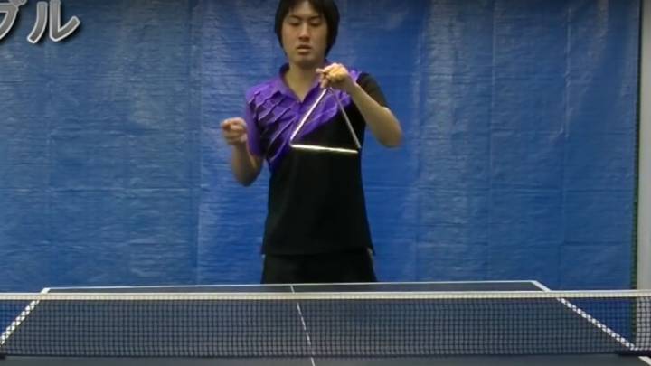 Este japonés es capaz de jugar al ping-pong (y bien) con cualquier cosa