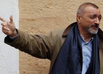 Pérez Reverte tilda la palabra "solo" y una tuitera le corrige