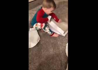 Este niño recibe un plátano como regalo de Navidad y es el más feliz del mundo