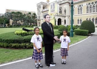 El primer ministro tailandés coloca un doble de cartón para 'trolear' a la prensa