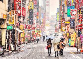 Tokio se cubre de una nevada inusual y la ciudad parece otra