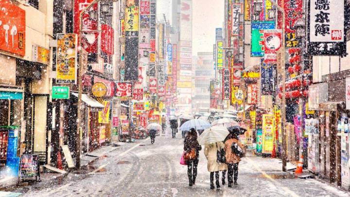 Tokio se cubre de una nevada inusual y la ciudad parece otra
