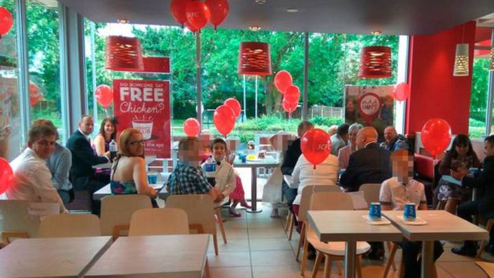 Esta pareja celebró su boda en el KFC y solo se gastó $100