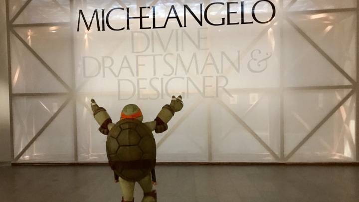 Una tortuga ninja se 'cuela' en el Met de Nueva York para ver la obra de Miguel Ángel