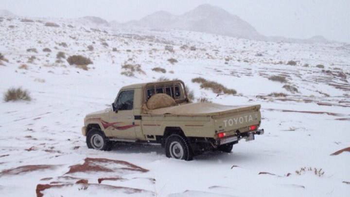Una atípica tormenta de nieve cubre de blanco Arabia Saudí