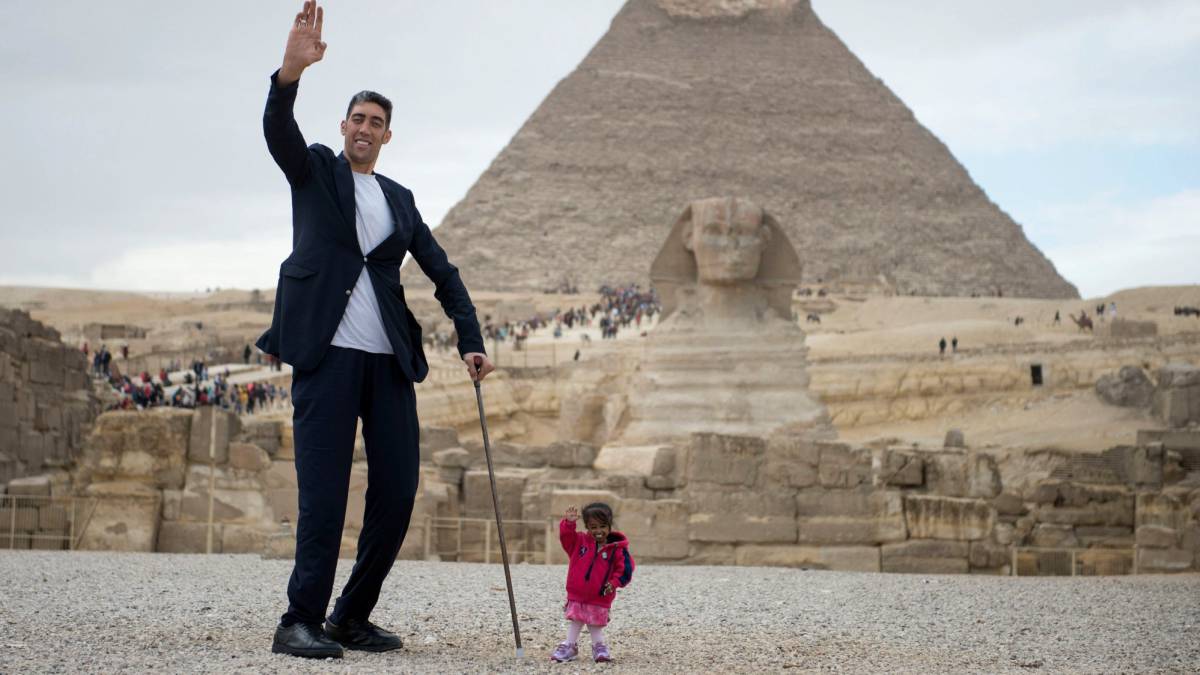 El hombre más alto del mundo se reúne en Egipto con la mujer más pequeña -  