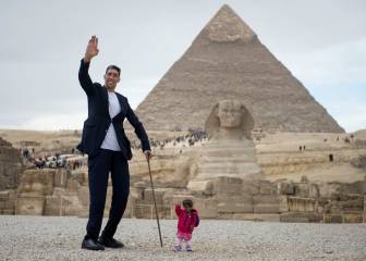 El hombre más alto del mundo se reúne en Egipto con la mujer más pequeña