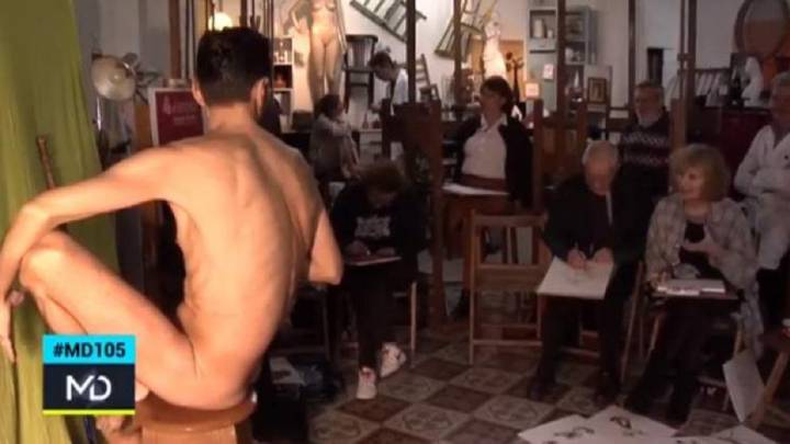 Un reportero de Telemadrid se desnuda en directo para una escuela de dibujo