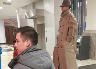 Dos amigos intentan entrar en el cine vistiéndose como un 'hombre alto' con gabardina