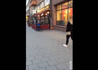 Este niño se estrella con su bici tras ver un bus publicitario de un club de 'striptease'