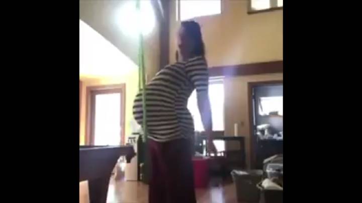 Esta mujer se convierte en viral al hacer 'hula hoop' sobre su tripa de 'embarazada'