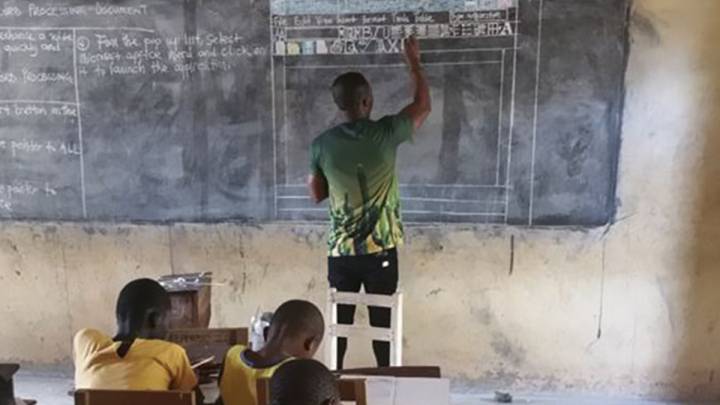 Este profesor africano enseña Word sin ordenador y está conquistando a los internautas