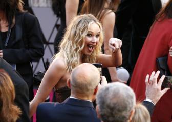El show de Jennifer Lawrence: se sube por las butacas con una copa de vino en la mano