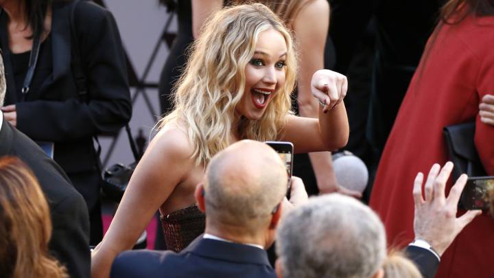 El show de Jennifer Lawrence: se sube por las butacas con una copa de vino en la mano