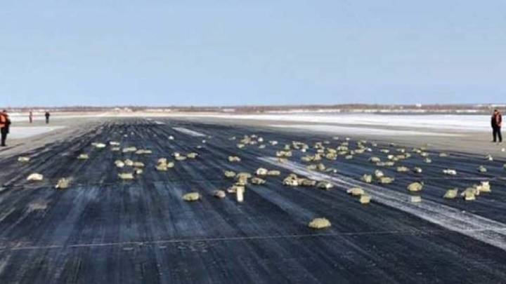Una lluvia de lingotes de oro cae de un avión de Siberia