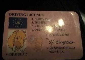 Un conductor enseña el carnet de Homer Simpson tras ser parado por la policía