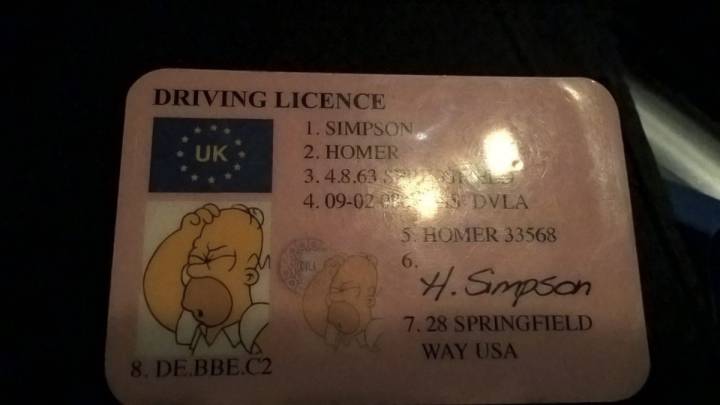 Un conductor enseña el carnet de Homer Simpson tras ser parado por la policía