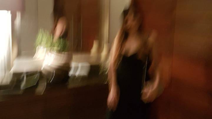 Así de mal puedes salir en las fotos si te las saca tu madre