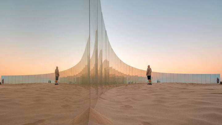 Esta playa rodeada de espejos ofrece una curiosa ilusión óptica