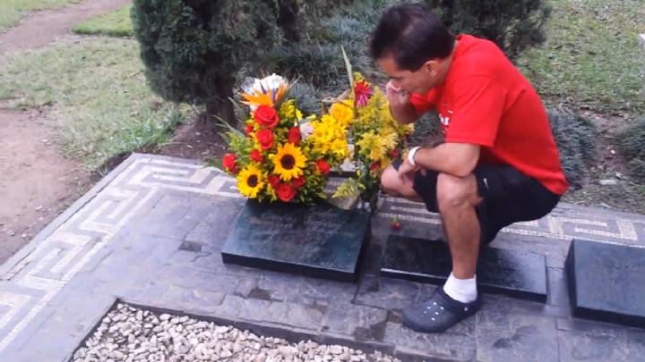 Un turista se graba esnifando coca en la tumba de Pablo Escobar (y no es el primero)
