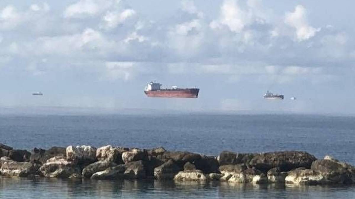 La ilusión óptica que hace que este barco 'vuele' 