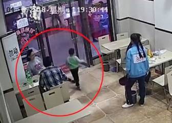 Una embarazada pone la zancadilla a un niño... pero es vista por 67 millones de personas