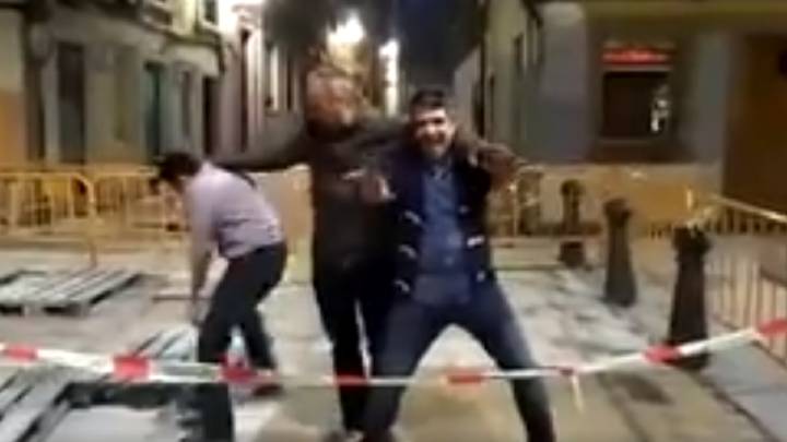 Tres amigos asturianos de fiesta, una alcantarilla y una caída brutal: el 'Ahora caigo' de Gijón