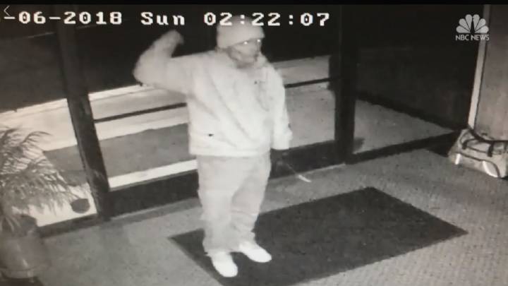 Cámara de seguridad graba a un ladrón bailando tras colarse en un edificio