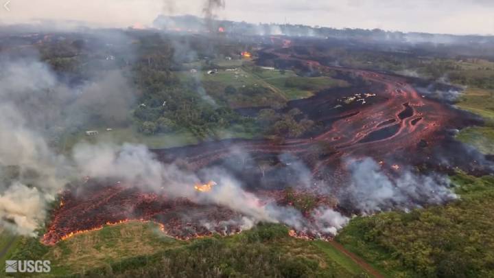 Una grabación aérea captura la lava del volcán Kilauea invadiendo Hawái